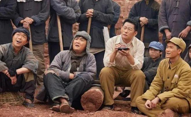 ：从沙凯躲在墙角那一刻起就预示了他的结局尊龙凯时ag旗舰厅登录《一路向前》大结局(图5)